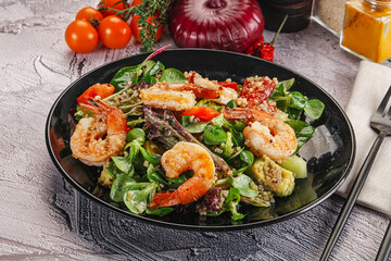 Salad with prawn and quinoa