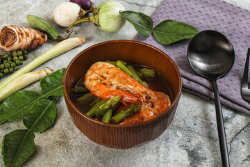 Prawn with asparagus and spices