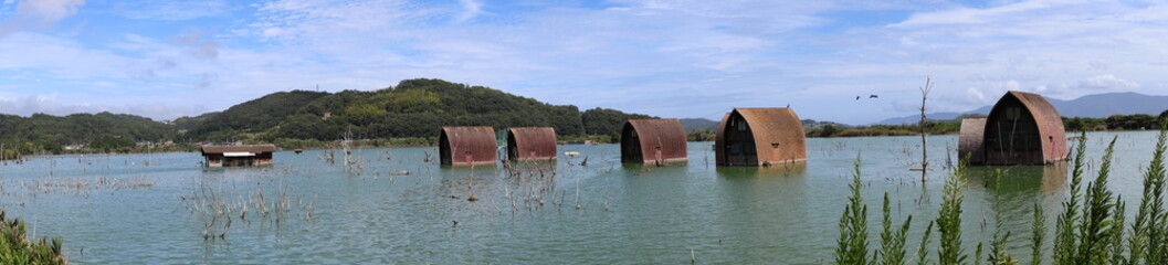 水没した廃ペンション（バブル遺産とバブル崩壊）