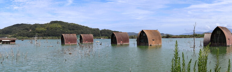 水没した廃ペンション（バブル遺産とバブル崩壊）