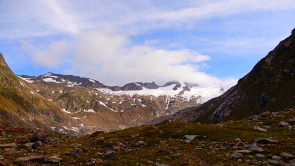 Bildmitte rechts die Dreiherrnspitze 3495m und links Hoher Rosshuf 3199m im Umbaltal