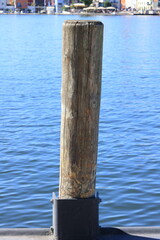 Poller aus Holz im Hafen von Malchow