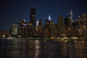 Fototapeta premium Roosevelt Island è un'affascinante isola che sorge sull'East River, fra Manhattan e il Queens