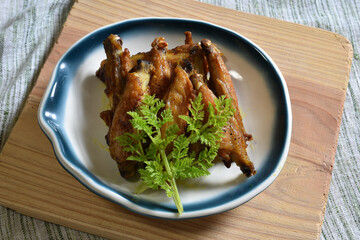 	鶏の手羽元の唐揚げ