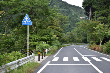	山道の横断歩道の道路標識