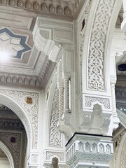 Obraz premium Mecca, Saudi Arabia - August 09, 2024 - The interior of the grand haram mosque with Islamic-style architecture 