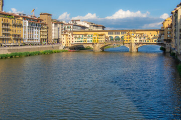 Obraz premium View of the famous Ponte Vecchio over the Arno river in the city of Florence in Italy.