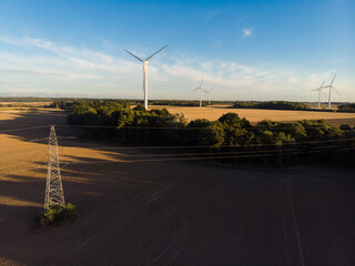 Wiatraki i linie energetyczne widziane z drona © Mateusz