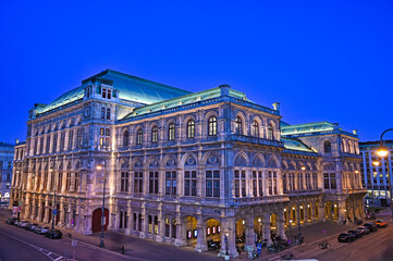 Naklejka premium Vienna State Opera at night in Vienna, Austria.