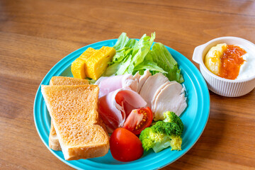 トーストとサラダとフルーツヨーグルトの朝食