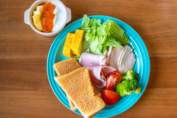 トーストとサラダとフルーツヨーグルトの朝食