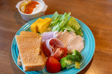 トーストとサラダとフルーツヨーグルトの朝食