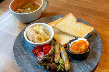 トーストとソーセージの朝食