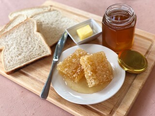 Honeycombs and bread breakfast 