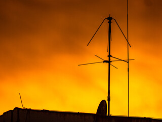 Funkmast am Abendhimmel