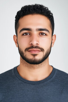 Portrait f&uuml;r Ausweis - Junger Mann aus Syrien mit Bart