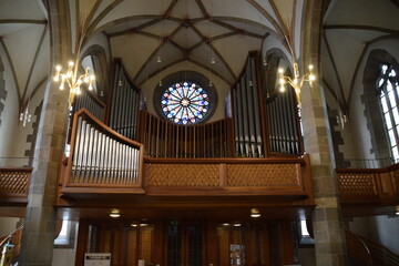 Inneres der Stadtkirche in Stuttgart-Bad Cannstatt mit Orgel