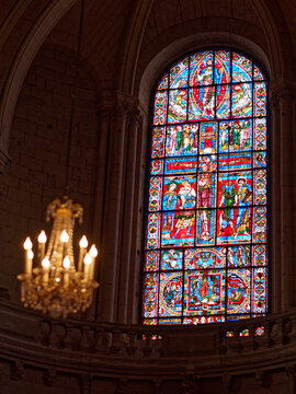 Vitrail et lustre dans la Cath&eacute;drale Saint-Pierre. Poitiers, Vienne, Nouvelle-Aquitaine, France. Concept de religion, de sacr&eacute;