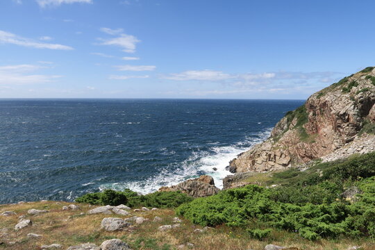 Vom Wanderweg Skaneleden aus ist der Ausblick auf die Klippen der Halbinsel Kullen und den &Ouml;resund m&ouml;glich. Unten branden Wellen gegen die Felsen. Der Weg f&uuml;hrt in Schweden von M&ouml;lle nach Kullens fyr.