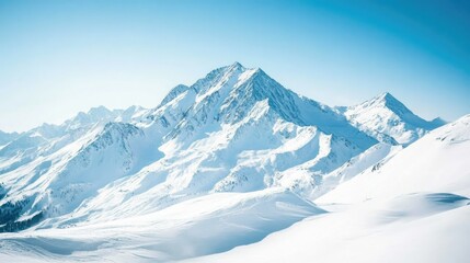 Naklejka premium Snow-covered mountain peaks under a clear blue sky, with sunlight reflecting off the snow.