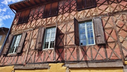 Façade à colombages d'une maison à Simorre. 
