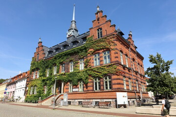 Obraz premium Gebäude des Rathauses in Plau am See ist mit Efeu eingewachsen