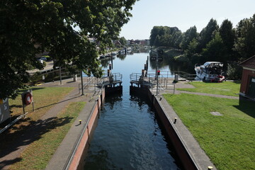 Blick über den Fluss Elde auf die Schleuse in Plau am See