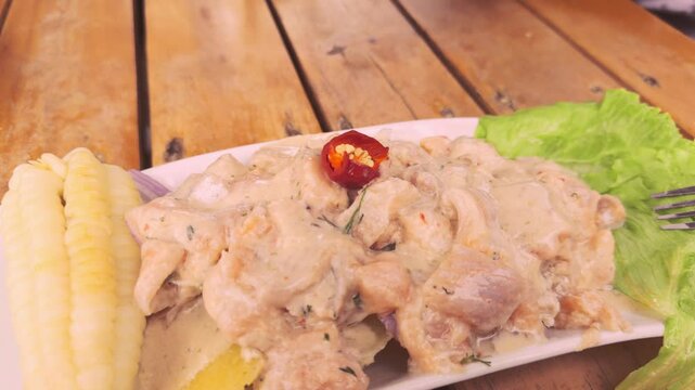 Video 4K, probando Ceviche de trucha, comida peruana