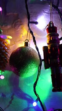 Una toma de cerca de un soldadito de juguete rodeado de bolas de navidad y luces de colores. Decoraci&oacute;n de navidad y fin de a&ntilde;o