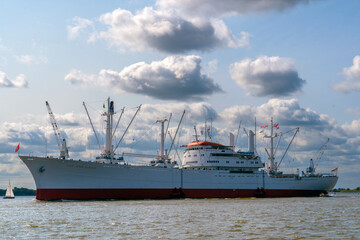 Fototapeta premium Cap San Diego auf Tour auf der Elbe, Hamburg