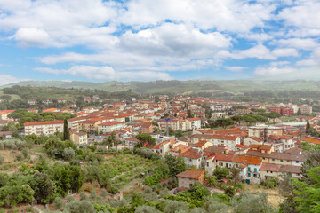 Obraz premium Panoramic view of Certaldo in Tuscany, showcasing its charming rooftops and surrounding countryside during a clear day