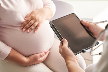 Expectant mother consultation: prenatal healthcare with digital technology and professional guidance