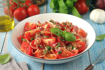 A bowl with Romanian tomato salad de Rosii