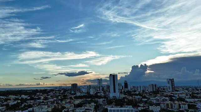 Hiperlapse en atardecer con nubes en ciudad con edificios