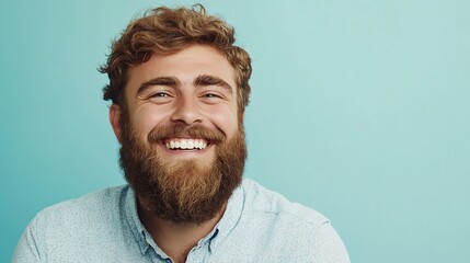 Obraz premium A man with a beard and curly hair smiles broadly at the camera.