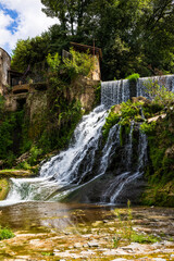 Chute d’eau sur les trois coulées basaltiques du Molí Fondo à Sant Joan les Fonts en Espagne