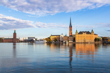 Obraz premium Stockholm, Sweden - 1 October 2022: Gamla Stan, old town in Stockholm at sunset with Riddarholmskyrkan church 