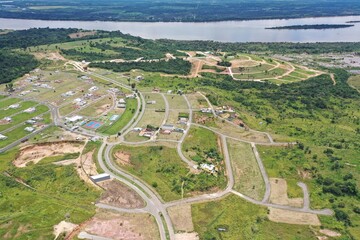 Vista aérea feita com drone de loteamento habitacional com rio ao fundo no Brasil