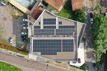 Vista aérea feita com drone de usina de energia solar no Brasil © Willian