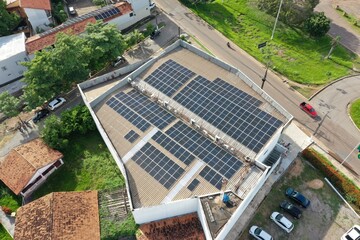 Vista aérea feita com drone de usina de energia solar no Brasil