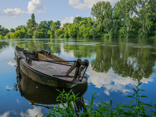 jolie barque au bord d'une rivi&egrave;re