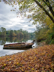 paysage automnal au bord de l'eau