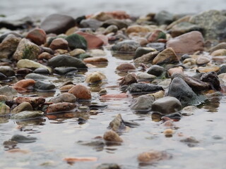 Kamienie na brzegu wody  © EwaAF