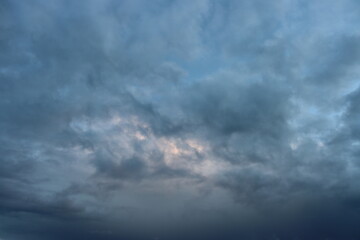 ciel bleu clair et nuage bleu foncé