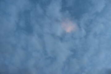 ciel bleu clair et nuage bleu foncé