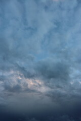 ciel bleu clair et nuage bleu foncé