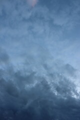 ciel bleu clair et nuage bleu foncé