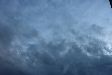 ciel bleu clair et nuage bleu foncé