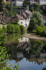 Obraz premium maisons anciennes se reflétant dans la rivière l'Armançon à Semur-en-Auxois en Bourgogne