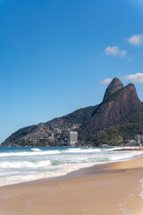 Obraz premium Ipanema Beach with the mountain of two brothers in background